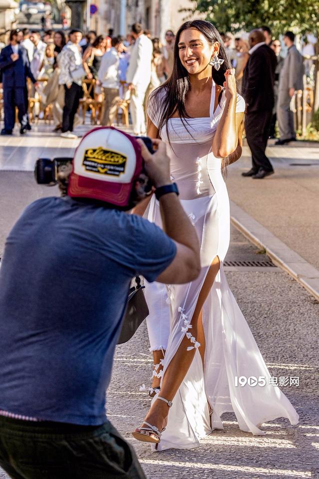 抢婚程度的美艳!啪姐一袭透视纱裙出席友人婚礼