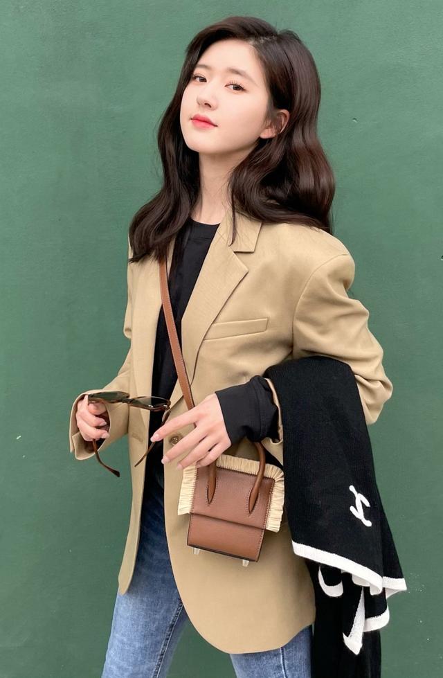 赵露思的腿真实存在?街拍照看清双腿缝隙,P没P图一目了然