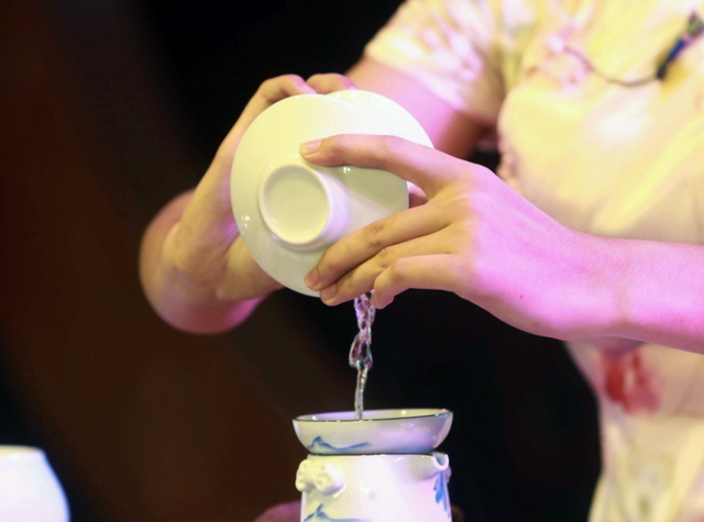 俄罗斯美女,不要车不要房,听从父亲遗言,远嫁中国,变成赢家