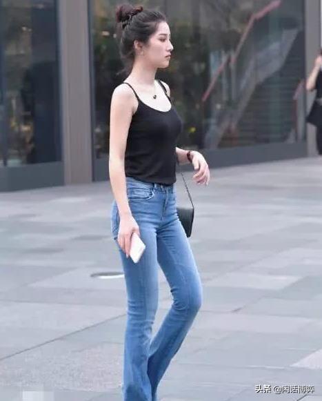 「街拍」 最“靓”的辣妈,穿紧身牛仔裤秀出成熟魅力