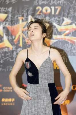 美女曝光裙底(肩带崩断、裙底露底裤，15位女星红毯“大泄春光”，太尴尬了)