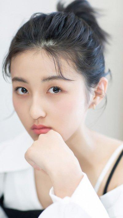 张子枫:三亿网友都在讨论她的胸,这胸碍了谁的眼?