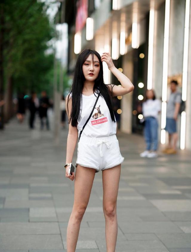 路人街拍:清纯学妹玩性感,迷你短裙好撩人,路人都说身材真好