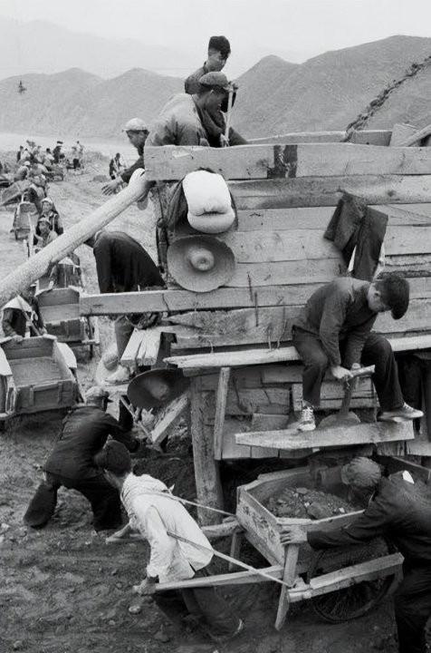 珍贵老照片,日军强征慰安妇,身上涂满奶油的性感美女