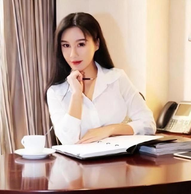 最美足球宝贝，因世界杯“胸夹手机”照走红，曾参演周润发电影！