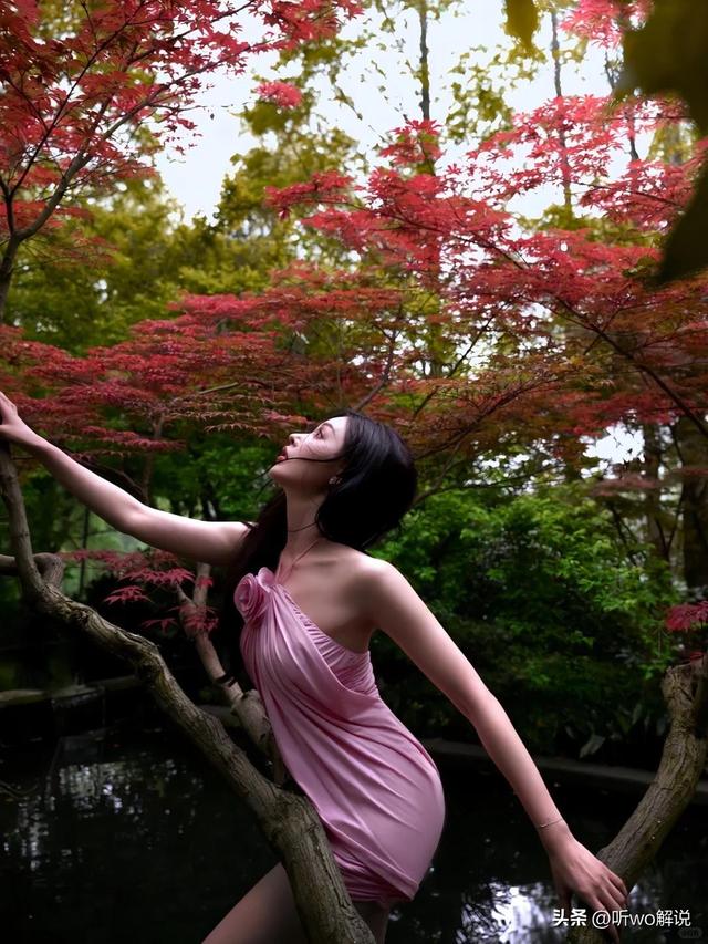 张天爱身穿粉色露肩短裙,光着脚丫在池畔戏水,很是娇艳迷人~