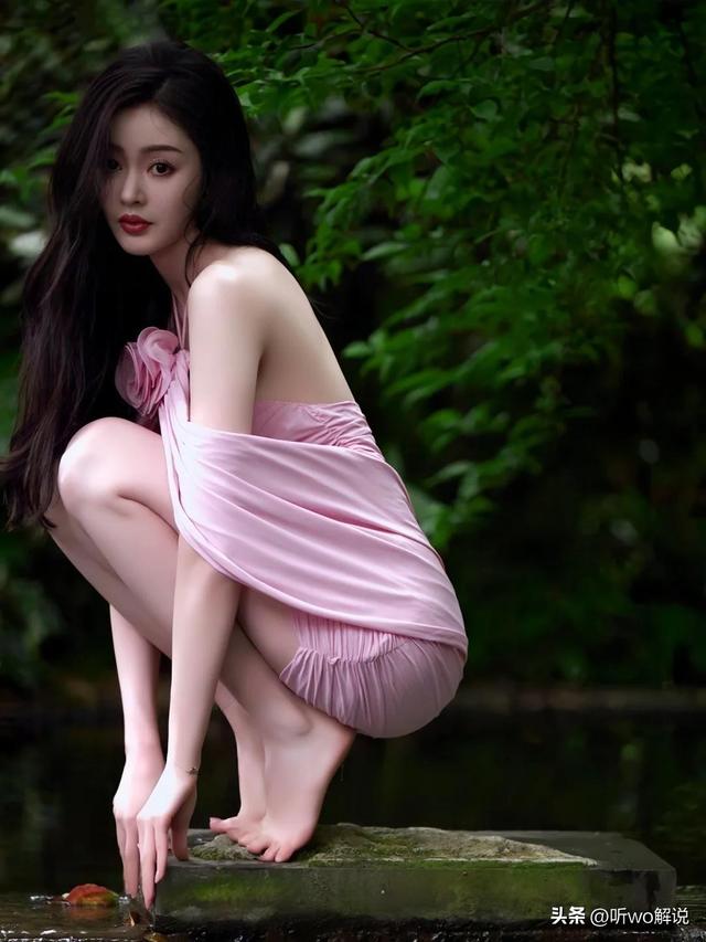 张天爱身穿粉色露肩短裙,光着脚丫在池畔戏水,很是娇艳迷人~
