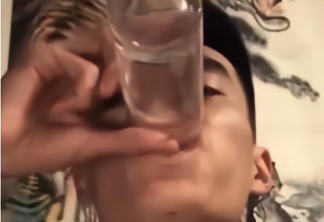 “喝酒四巨头”:一年全没,有的去世当天喝4瓶白酒,最小仅26岁