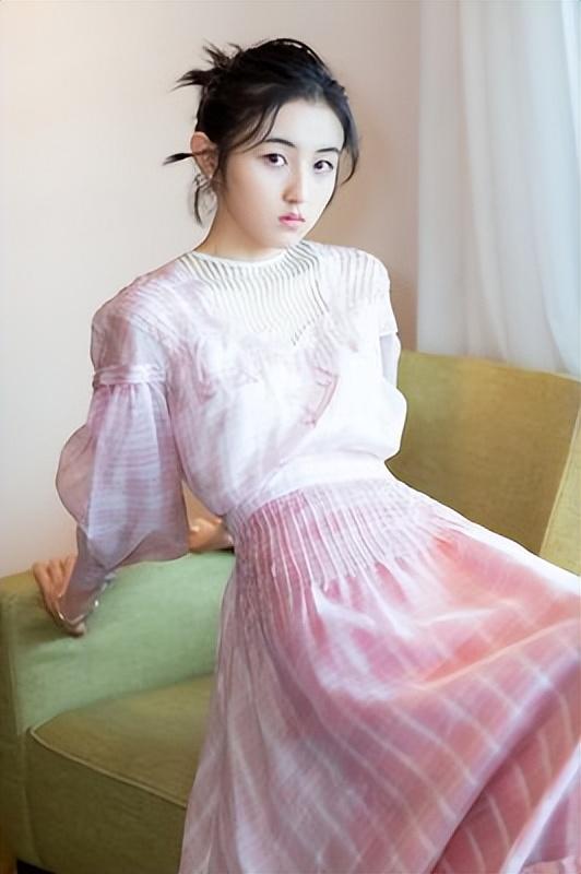 张子枫:三亿网友都在讨论她的胸,这胸碍了谁的眼?