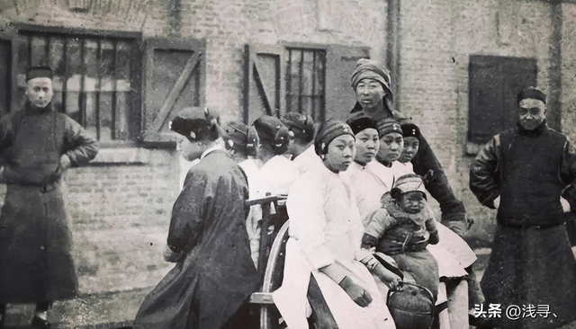 罕见照片:日本女人竟如此开放大胆,女学生脱光衣服全身赤裸上课