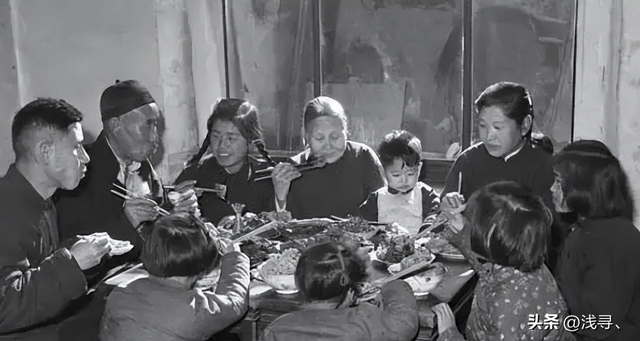 罕见照片:日本女人竟如此开放大胆,女学生脱光衣服全身赤裸上课