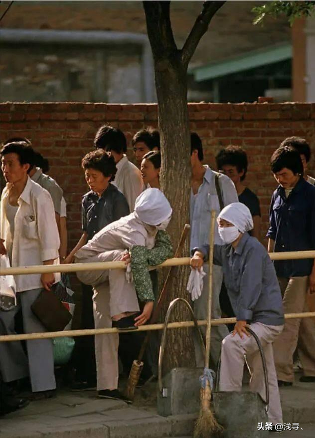 罕见照片:日本女人竟如此开放大胆,女学生脱光衣服全身赤裸上课