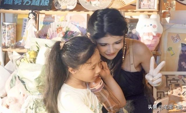 网红狗头萝莉出摊卖煎饼,也算是煎饼界的一枚美女了