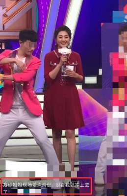 方琼美女照片(46岁主持人方琼舞台险摔倒，穿红裙靓丽似少女，淡定救场情商高)
