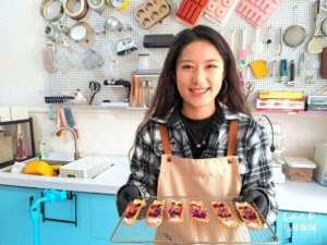 曲静美女(开屏观察｜过年的风“吹”到了宠物圈曲靖00后美女手工宠物年夜饭走红)