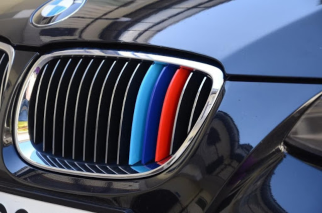 有些汽车贴着蓝紫红三色带，是什么意思？很多人不懂乱贴