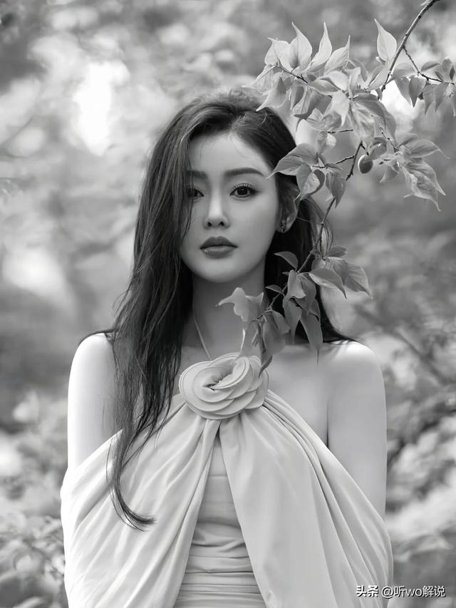 张天爱身穿粉色露肩短裙,光着脚丫在池畔戏水,很是娇艳迷人~