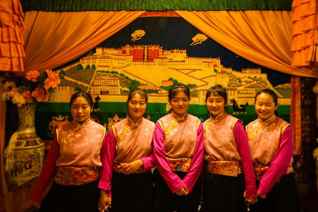 西藏旅游不可错过的藏式餐厅,品美食长见识,藏族美女能歌善舞