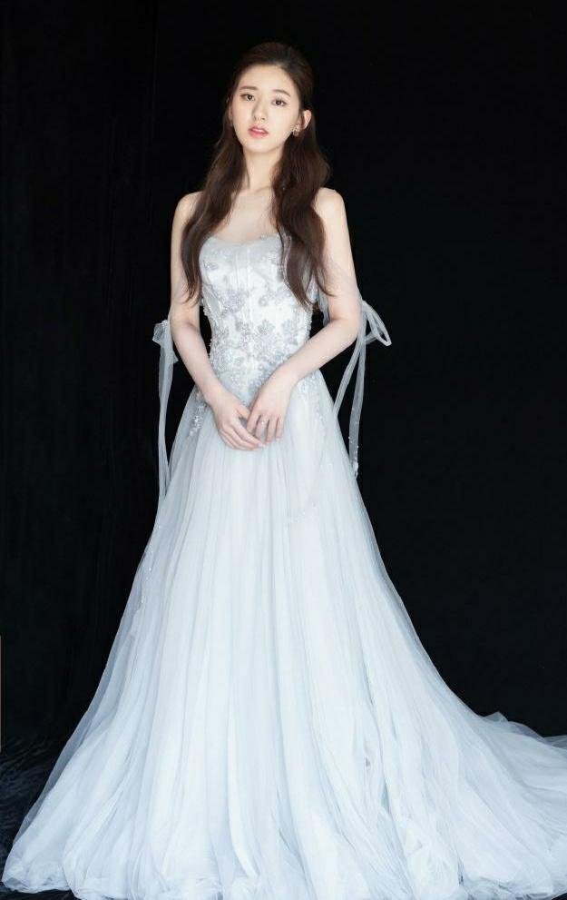 赵露思的腿真实存在?街拍照看清双腿缝隙,P没P图一目了然