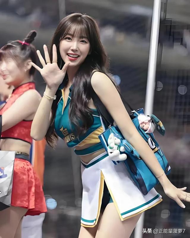 韩国啦啦队的美少女!场上舞动青春,场下个个乖宝宝