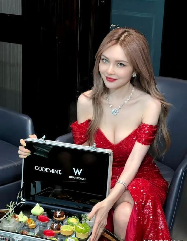 身材惹火的周扬青!难怪能俘获1米83大帅哥!两人绝配(附写真)