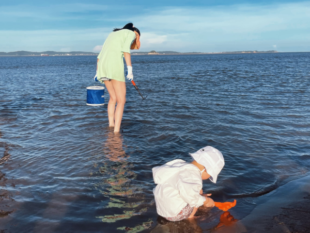 林峯老婆张馨月带娃赶海,素颜出镜秀笔直美腿,女儿戴帽模样可爱