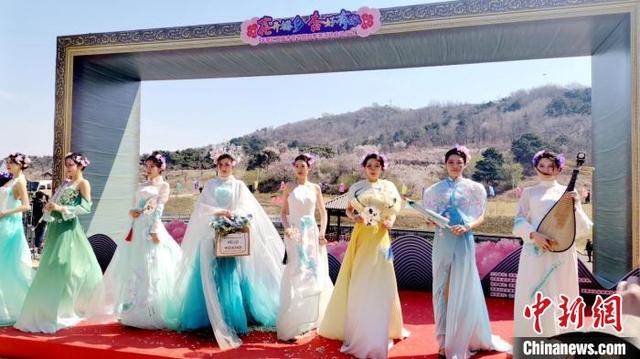 辽宁沈阳:杏花仙子醉美舞动千亩杏花林
