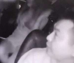 美女自愿被摸胸(毁三观重庆两女子自愿让司机摸胸抵车费，司机发视频炫耀被拘)