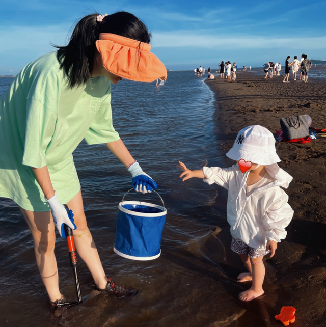林峯老婆张馨月带娃赶海,素颜出镜秀笔直美腿,女儿戴帽模样可爱