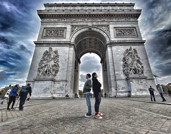 米勒和娃娃晒合照，主题是帅哥和美女，网友：CP锁死，太般配了