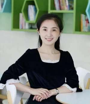 哪个美女在(美女校长胡红梅：凭美貌出圈走上巅峰，成“文字小偷”跌下神坛)