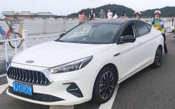 广州一家人买新车自驾去过端午,刚到珠海高速轮胎就出这问题……