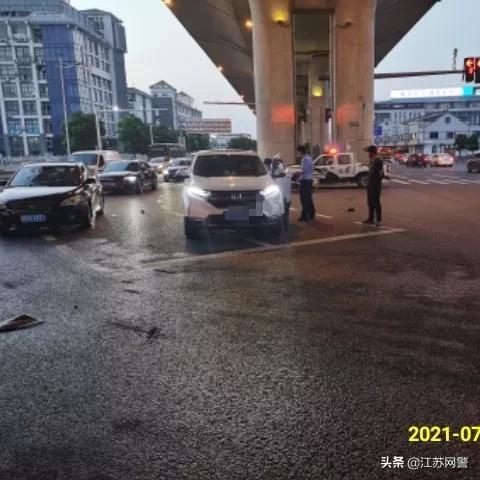 江苏苏州:当“闯红灯”的遇上“开小差”的,结果……