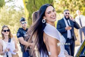 纱丝透视美女(抢婚程度的美艳啪姐一袭透视纱裙出席友人婚礼)