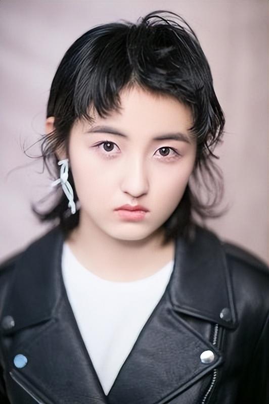 张子枫:三亿网友都在讨论她的胸,这胸碍了谁的眼?