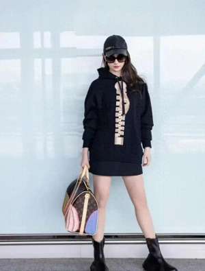 长靴短裙美女(刘亦菲包臀短裙长靴造型尽显优雅性感，身材堪比行走的芭比娃娃)