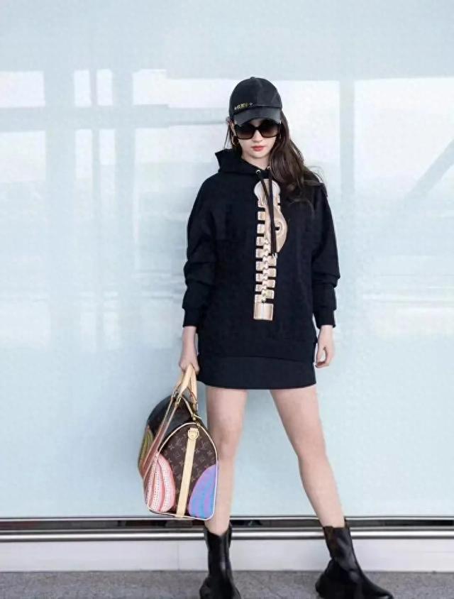 刘亦菲包臀短裙长靴造型尽显优雅性感,身材堪比行走的芭比娃娃