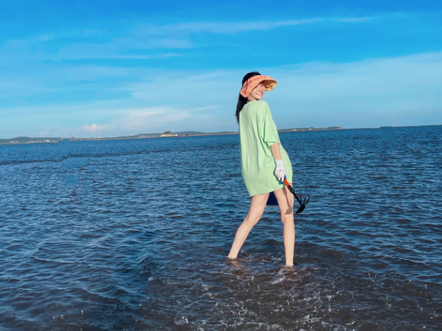 林峯老婆张馨月带娃赶海,素颜出镜秀笔直美腿,女儿戴帽模样可爱