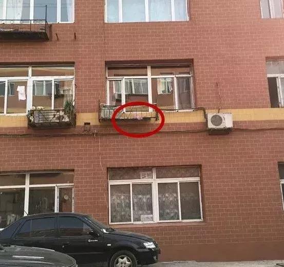 女子在家中阳台发现大便,准备做DNA鉴定找到那个人