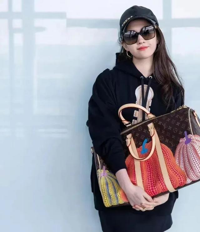 刘亦菲包臀短裙长靴造型尽显优雅性感,身材堪比行走的芭比娃娃