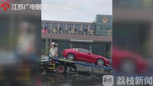 美女发动汽车(美女喜提豪车，开出3小时，44公里，点火4次，彻底趴窝)