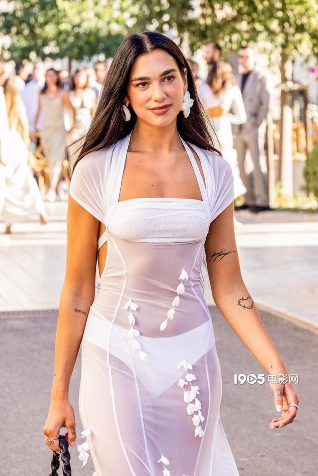 抢婚程度的美艳!啪姐一袭透视纱裙出席友人婚礼