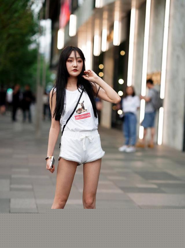 路人街拍:清纯学妹玩性感,迷你短裙好撩人,路人都说身材真好