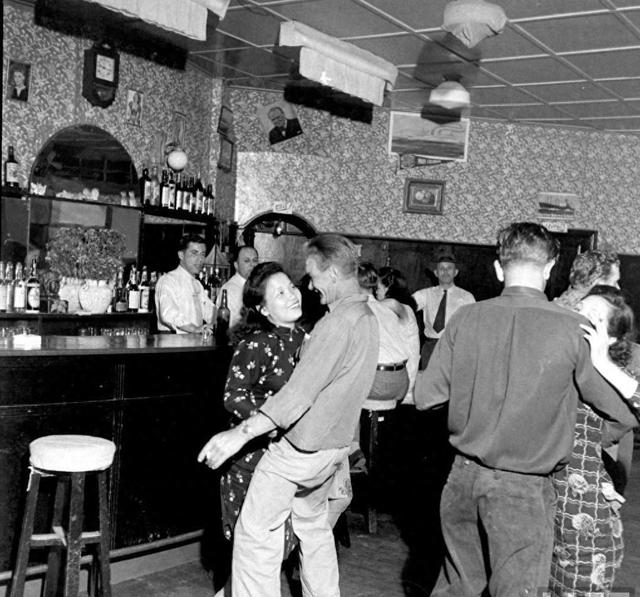 珍贵老照片,日军强征慰安妇,身上涂满奶油的性感美女