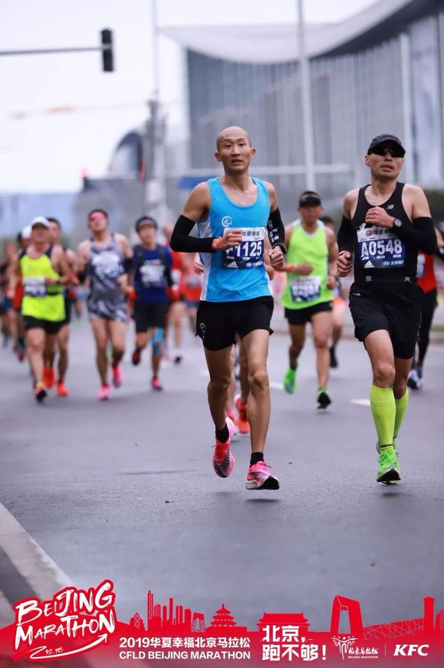 北马,首马,这个光头从F区出发,超28000人,2小时37分完赛