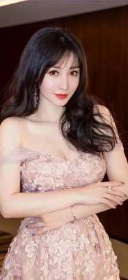 胸大的美女照片(这谁顶得住嘛？柳岩胸部丰满有料，身材真的绝硬控路人纷纷侧目)