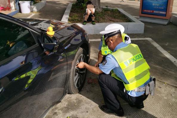 广州一家人买新车自驾去过端午,刚到珠海高速轮胎就出这问题……