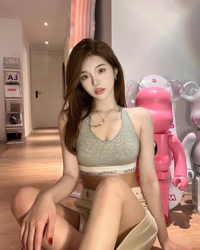 纯欲风小美女比基尼写真,小小身材大大能量!