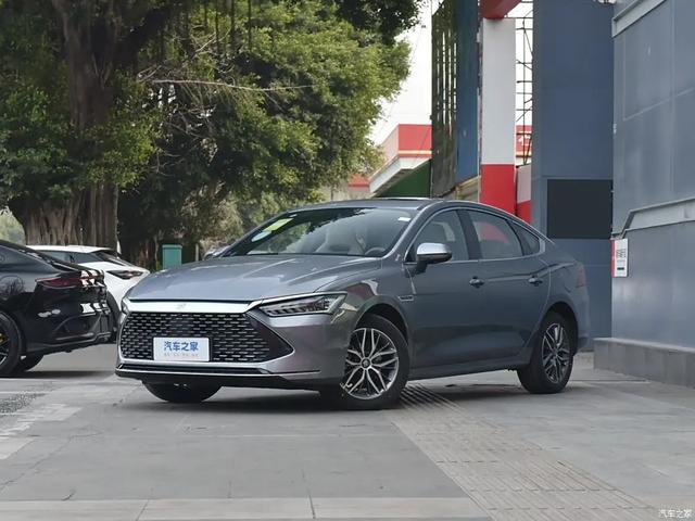 秦L 9.98万起,一年卖25万辆!续航超2000km,百公里才2.9个油!