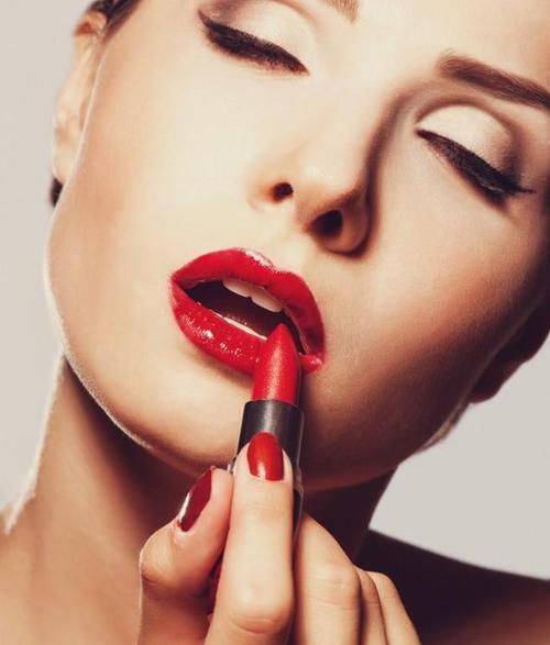 “深唇女人”公认值得入手的4款口红，你不会都没有吧